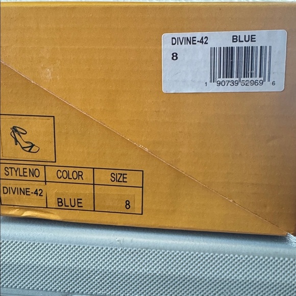 CHASE AND CHLOE. Rhinestone Ankle
Strap Sandal size 8 blue - Picture 7 of 7